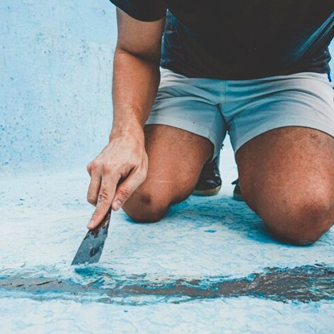 midsection man holding sunglasses shore_1048944 29805815