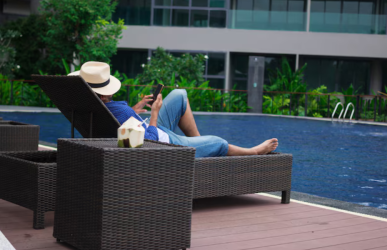 Outdoor Entertainment Ideas for Poolside Living