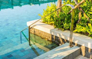 outdoor-swimming-pool-with-stair-ladder-around-there
